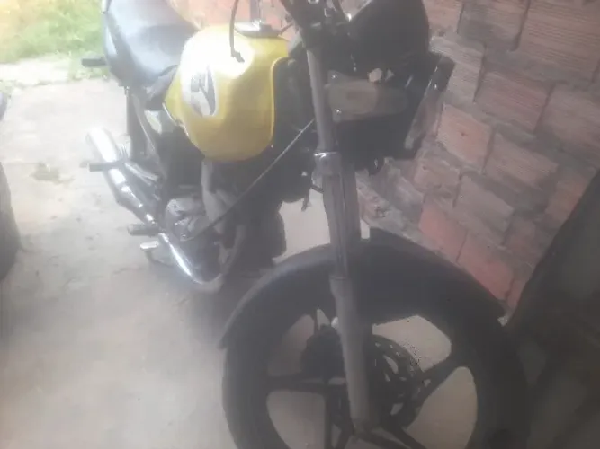 Suzuki yes 125 moto boa .Pra sair do busão. Aberto a negociação