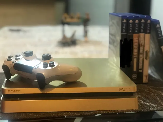 PS4- Playstation 4 dourado. 1Tb + 4 jogos + controle branco