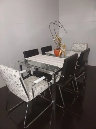 Mesa com 6 cadeiras