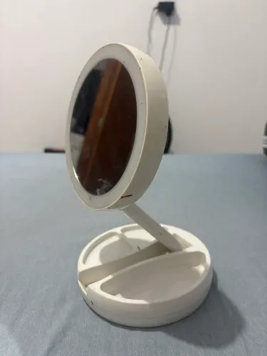 Vendo esse espelho com led, (não entrego) precisa de pilha