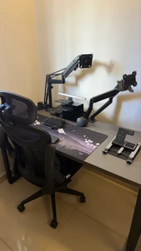 Escritório Completo - Mesa + Cadeira Ergonômica + Suportes Articulados