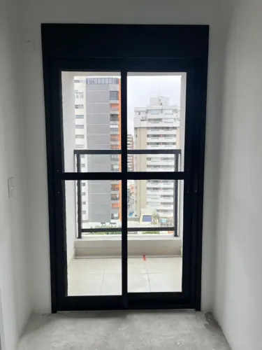 PORTA BALCÃO DE CORRER EM ALUMÍNIO PRETO - 2 FOLHAS - COM CAIXÃO DE BLACKOUT INTEGRADO