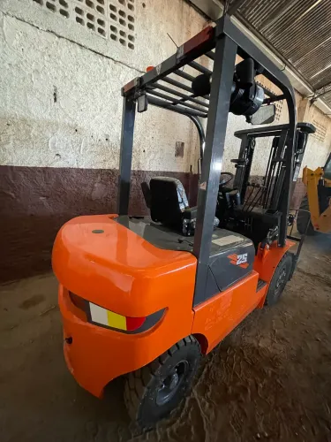 Empilhadeira 2,5Tons - Zero!