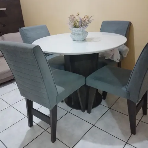 Mesa c/ 4 cadeiras