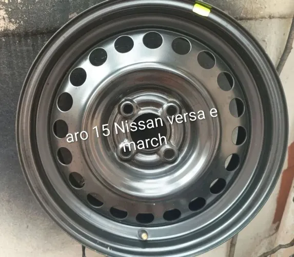 Uma roda aro 15 original da Renault versa e march 