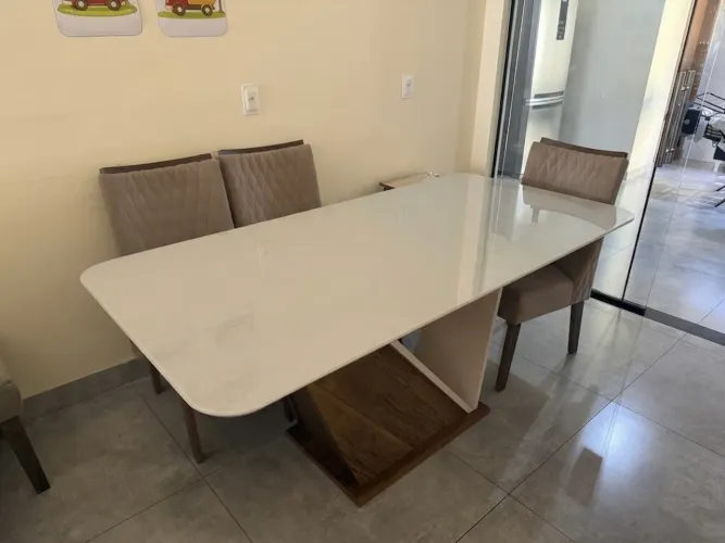 Mesa com tampão de vidro