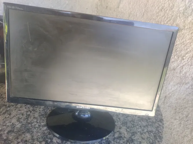 3 monitore 2 estão bom e 1 está Ruin ,para sair barato