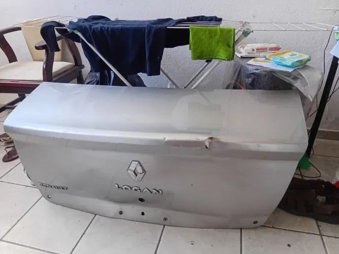Tampa da mala Renault Logan 2012