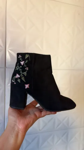 Bota de camurça com salto comprada na Espanha
