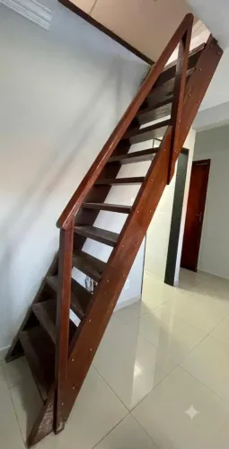 Escada de madeira maciça tratada