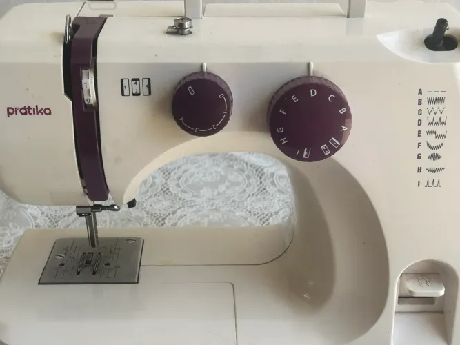 Máquina de Costura Prátika Elgin