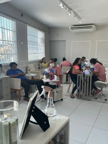 Estamos contratando cabeleireiro (a)