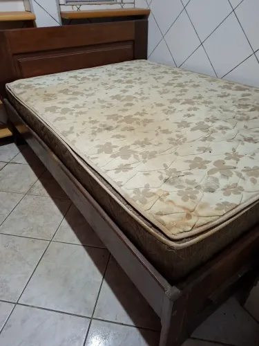 Csma casal em madeira maciça com colchão