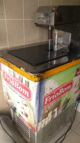 máquina de sorvete + preparador de caldas