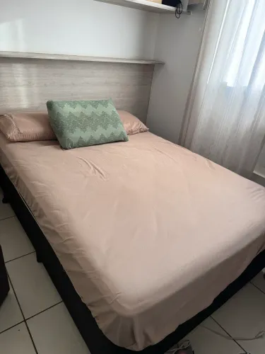 Cama casal em bom estado