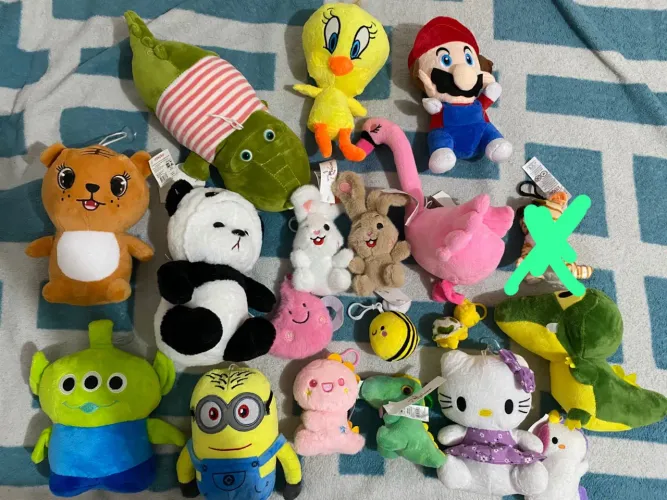 23 pelúcias de personagens
