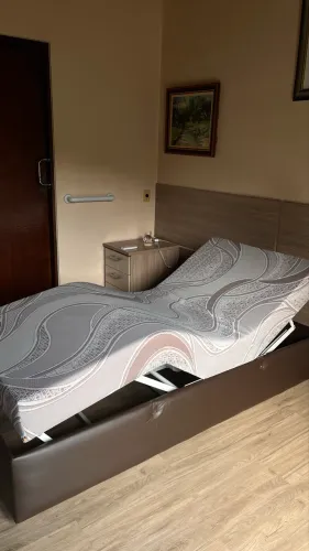 Cama Hospitalar Motorizada Elétrica (com Colchão) - Ótimo Estado