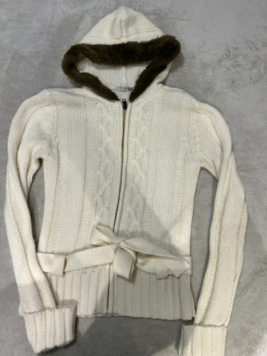 Casaco Tricô de Lã Premium Off-White, Detalhes em Pele e Cinto de Amarração -Tam M Novo