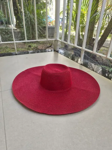 Chapéu de praia grande vermelho