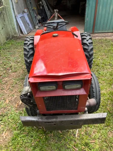 Trator Agrale 4.100 com implementos Roçadeira