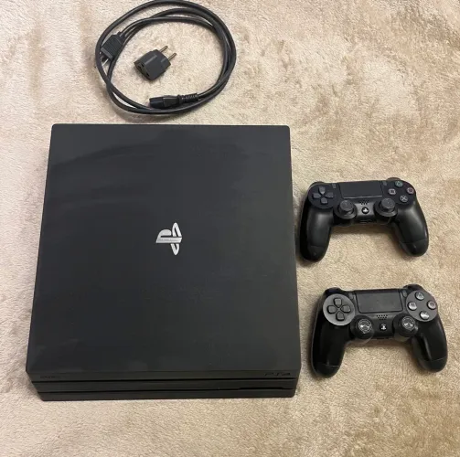 PS4 PRO + 2 controles