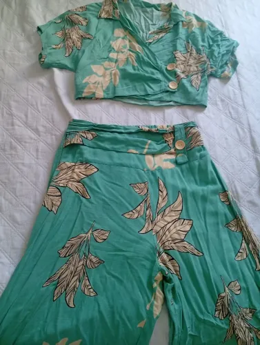 Conjunto cropped e calça 