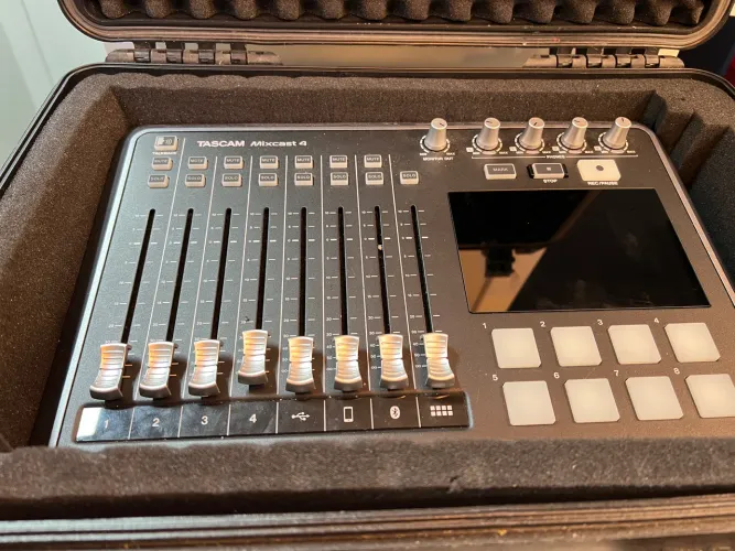 Mesa para podcast TASCAM MISCAST 4