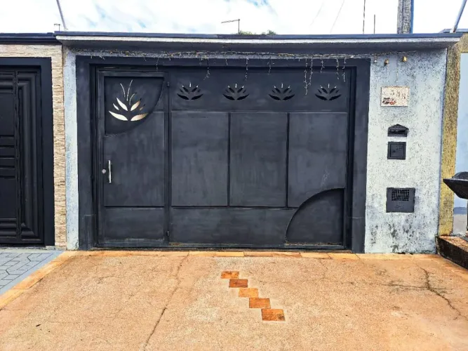Casa à venda no bairro Parque Residencial Rosamélia em Cosmópolis/SP.