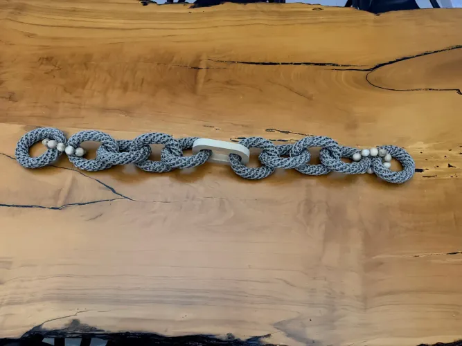 Colar de mesa decorativo em crochê e madeira 