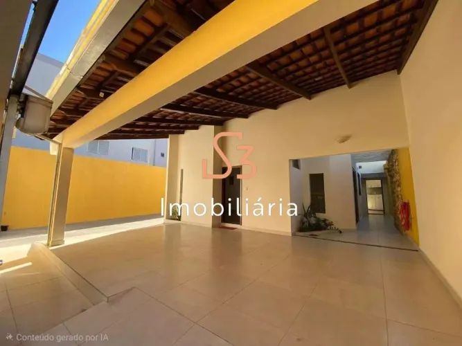 Casa para locação no bairro Santa Mônica em Uberlândia-MG: 5 quartos, 1 suíte, 2 salas, 3