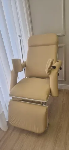 Poltrona clínica reclinável para coleta ou injetáveis
