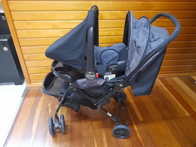 Carrinho com bebê conforto Cosco e capinhas