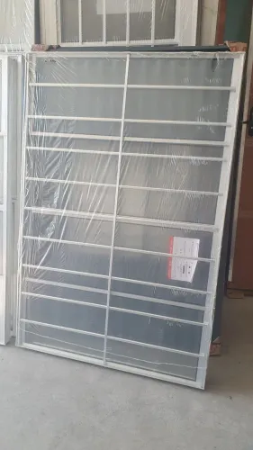 JANELA DE ALUMÍNIO COM GRADE 