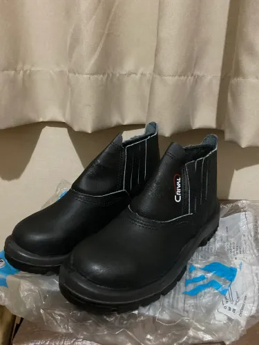 Botina Crival Nova com bico resistente 