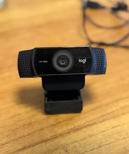 Webcam full HD Logitech com microfone embutido