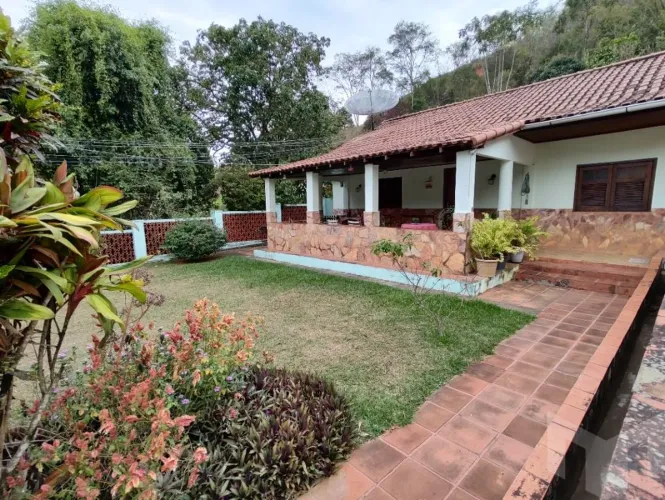Propriedade com potencial para residência de família numerosa, com acesso muito fácil ao c