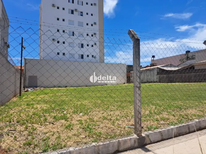 Terrenos disponíveis para venda no bairro Santa Mônica em Uberlândia-MG