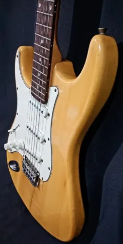 Guitarra Strato Memphis canhota com cordas novas