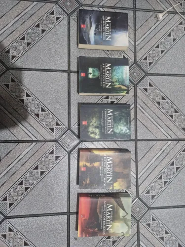 VENDO COLEÇÃO DO 1 ATE O 5 - As Crônicas de Gelo e Fogo