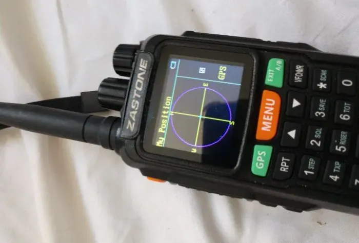 Rádio VHF/UHF com GPS Zastone
