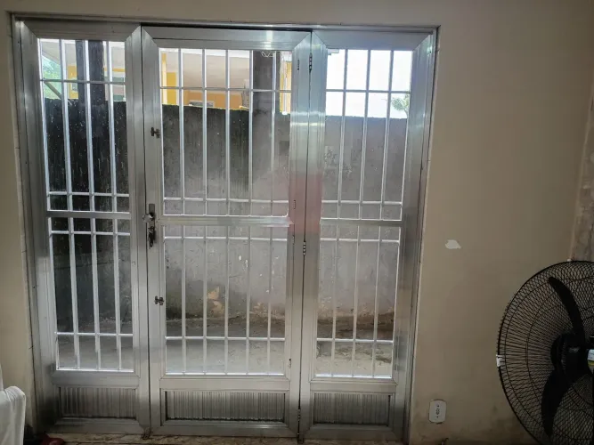 Porta de alumínio com vidro completo