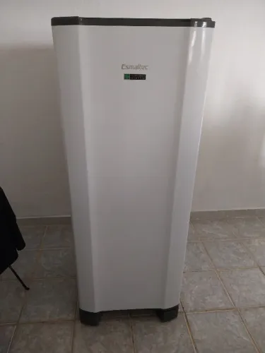 Esmaltec ROC31 Pro, branca, de 245 litros, com 1 porta, congelador interno de 27 litros