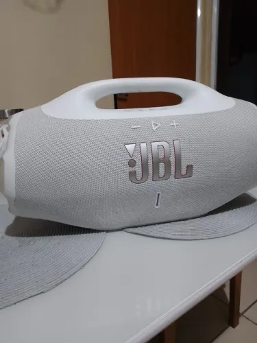 Vendo caixa de som Bomboox 4, nova zero. Retirar na minha residência!