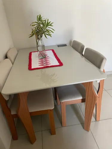 Conjunto Sala de Jantar Mesa Tampo Vidro/MDF com 4 Cadeiras