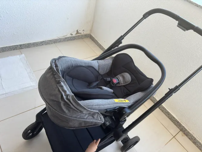 Carrinho de bebê com bebê conforto