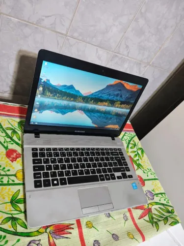 Notebook Samsung Core i3 com 1 tera de armazenamento ideal para trabalhos e estudos!!