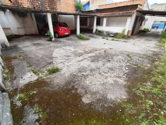 Casa na Imbetiba c/ 3qts, 2brs, 4vgs, quintal, área de servço