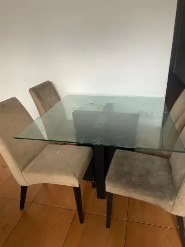 Mesa com tampa de vidro 