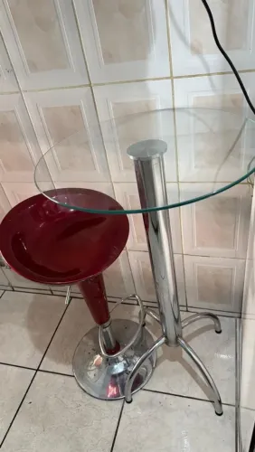1 banqueta e uma mesa
