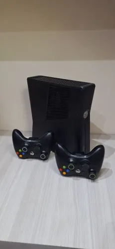 XBOX 360 + 2 CONTROLES + KINECT + 60 JOGOS